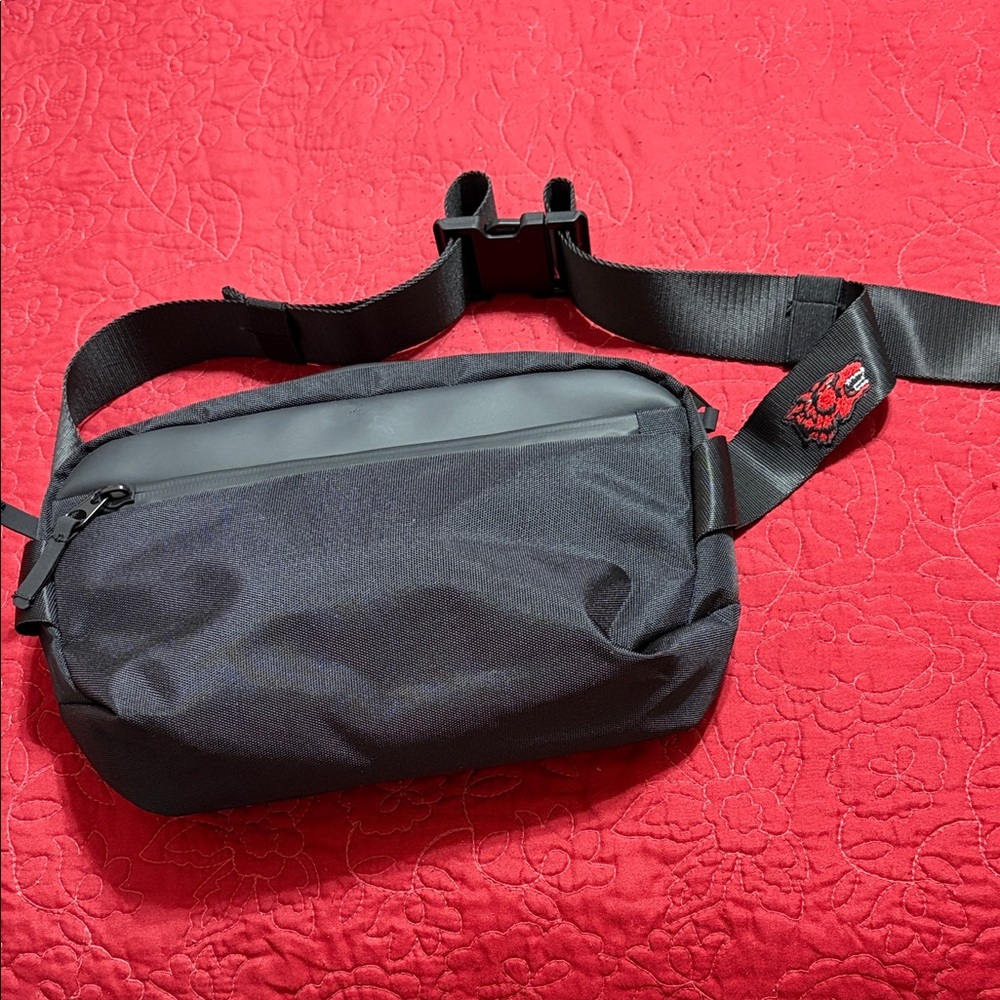 NWOT Mercer Mettle Crossbody Pack